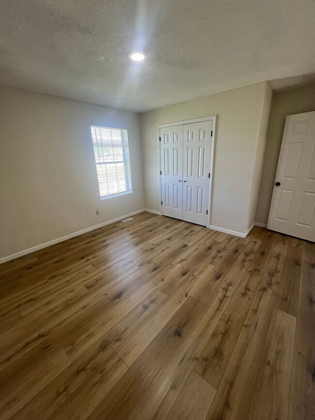 Building Photo - 2511-2511 Carnation Dr