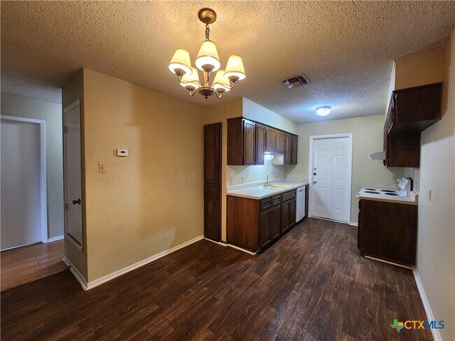 Building Photo - 317 Briarwood Dr