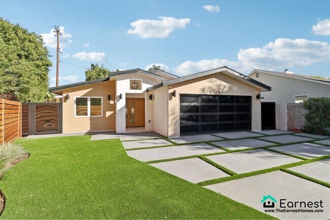 Primary Photo - 4 + 3 Elegant Sherman Oaks Retreat with Po...