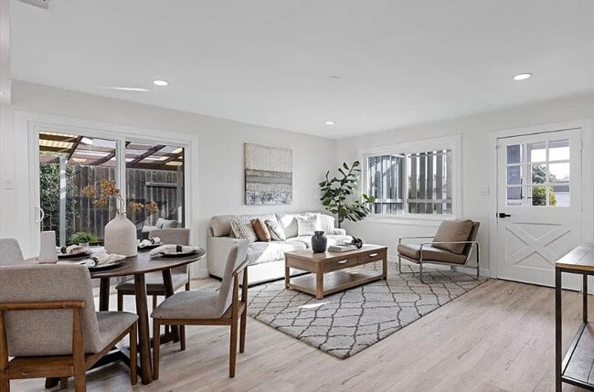 Building Photo - FOR RENT