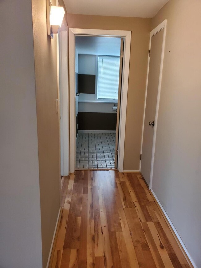 Building Photo - 413 Riverview Dr