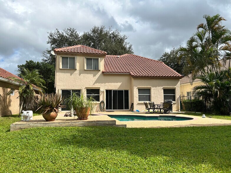 Building Photo - 9481 Oak Grove Cir