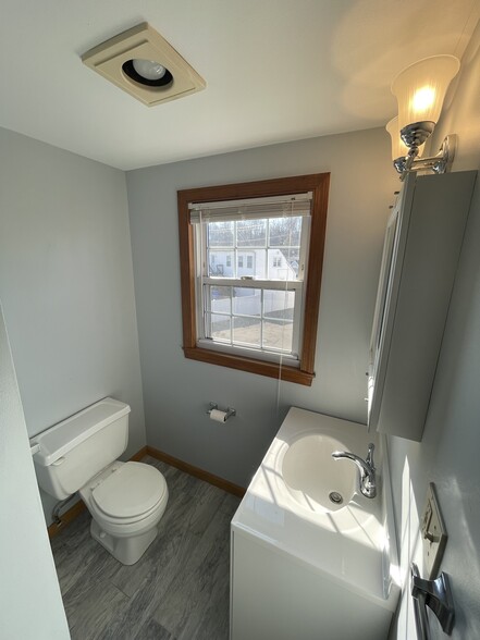 Full bathroom 2 - 280 Washington Ave
