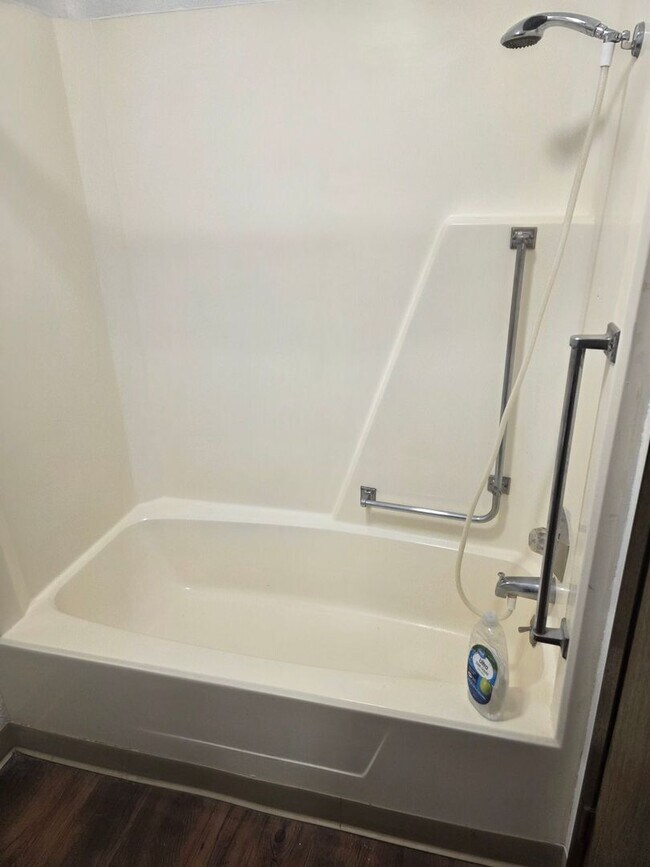 Building Photo - 1409 Belle Plaine