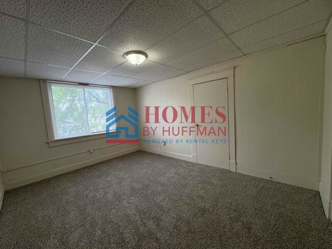 Building Photo - Efficiency Unit | Upstairs