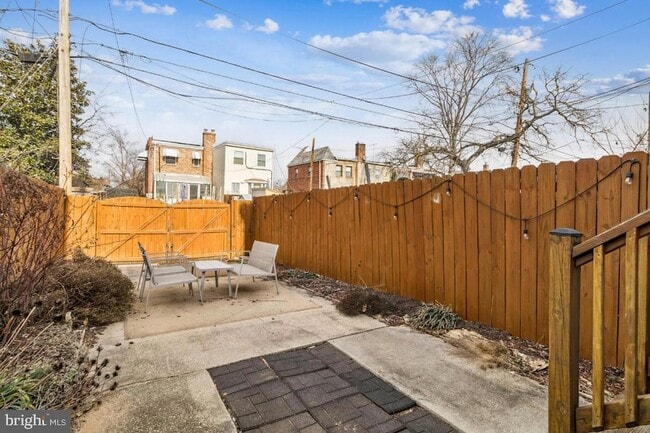 Building Photo - 3318 Blaine St NE