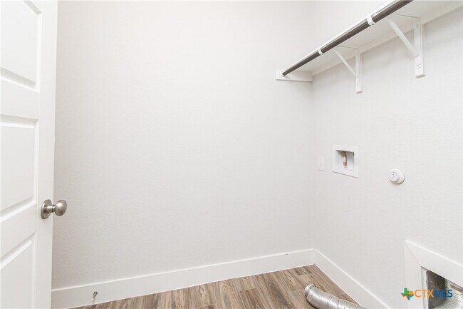 Building Photo - 308 Saturnia Dr