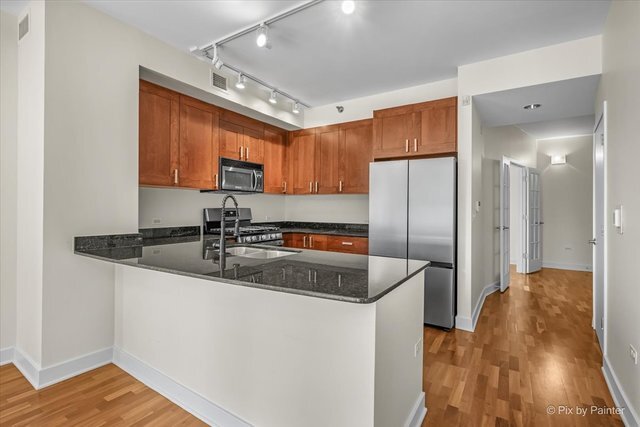 Building Photo - 744 N Clark St