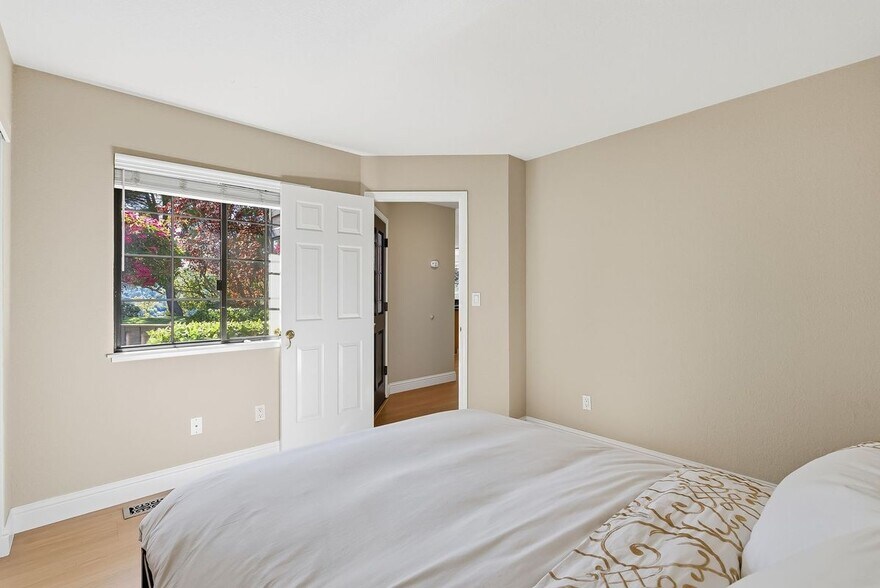 Building Photo - 121 Haslemere Ct