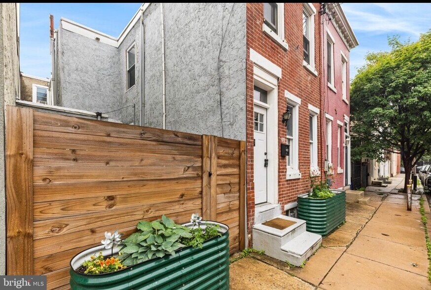 Building Photo - 408 E Flora St
