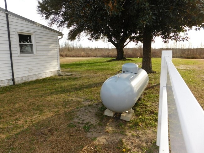 Building Photo - 6455 River Rd