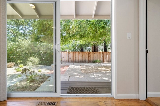 Building Photo - Spacious Menlo Park Retreat with 6 Bedroom...