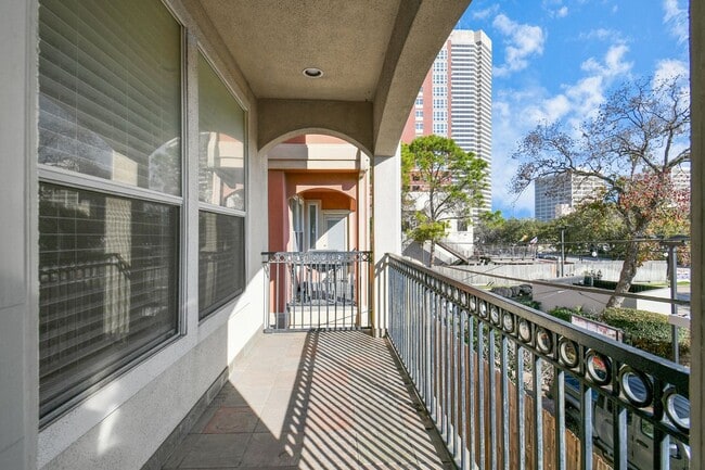 Building Photo - 833 Rosine St