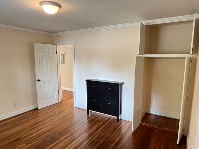 Building Photo - Convenient 2 Bedroom Duplex in SouthEnd