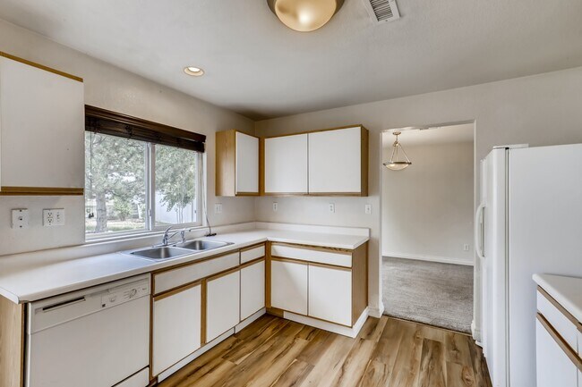 Kitchen - 5120 Perth St