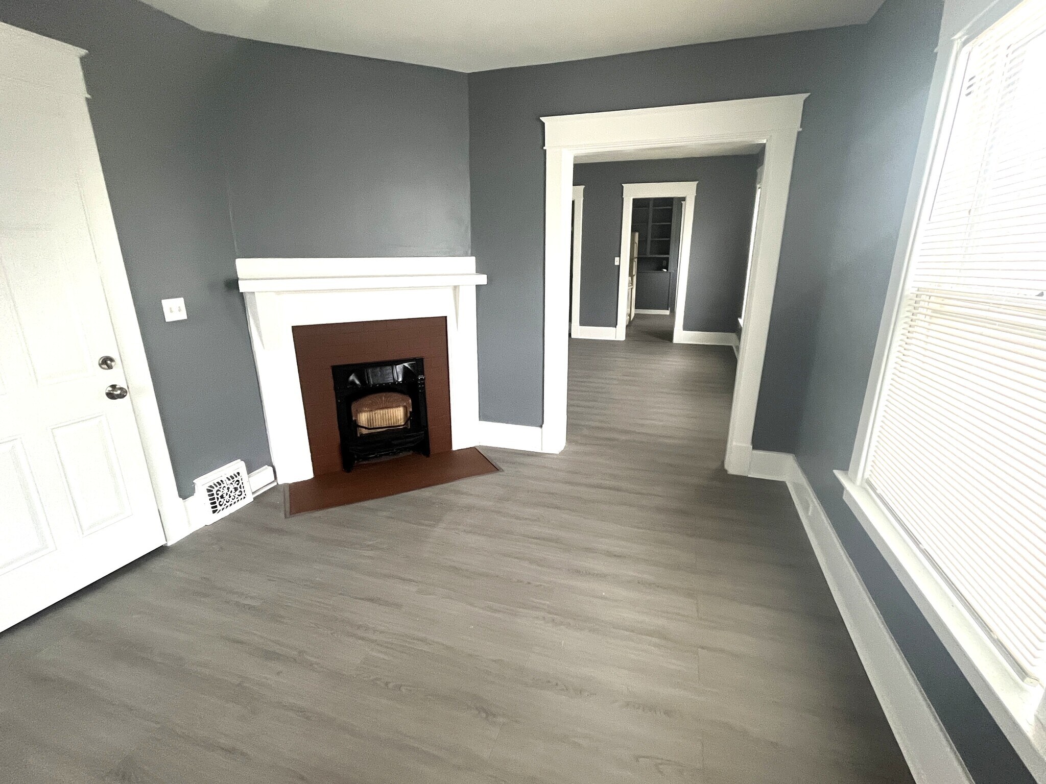 Building Photo - 548 E 7th St