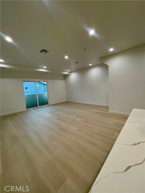 Building Photo - 613 W 41st Pl