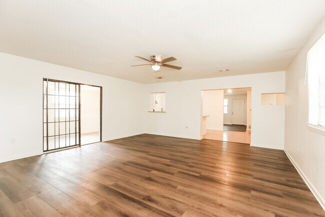Building Photo - 3 BR/2BA | Newly Renovated Single Family Home |  Front and Back yard | In Jacksonville!