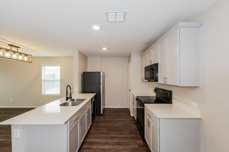 Building Photo - 1124 Skyline Dr