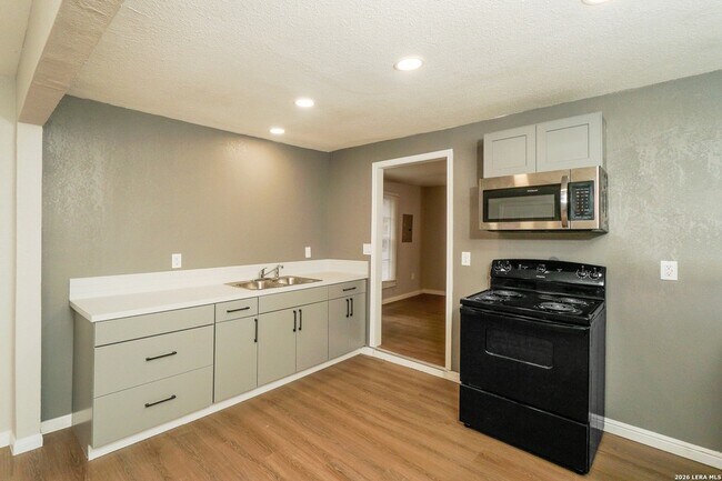Building Photo - 614 N Sabinas St