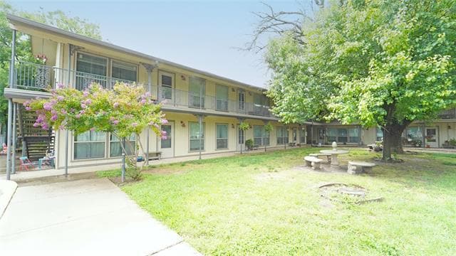 Primary Photo - 202 E Oak St