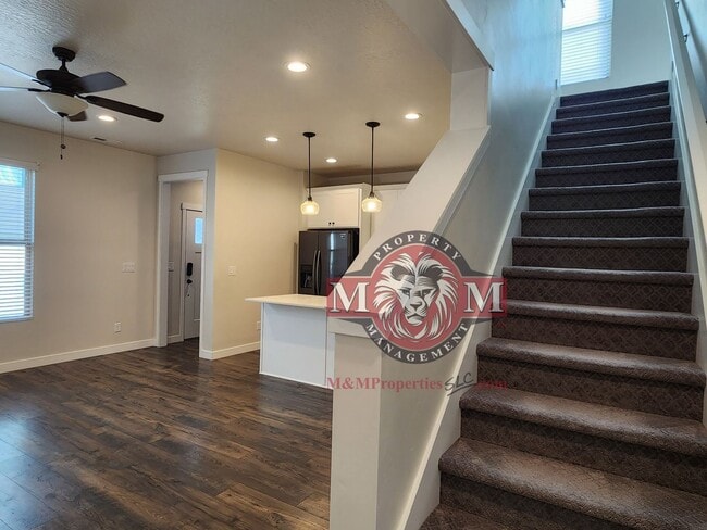 Building Photo - Great 3 Bd 2 Ba Townhome 2 Car Garage
