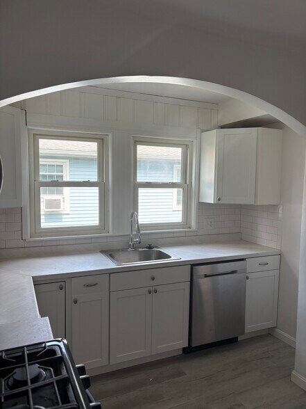 Kitchen - 137 Worcester Ave