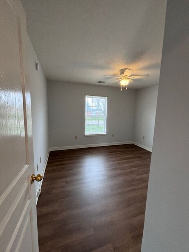 Building Photo - 117 Croghan Way