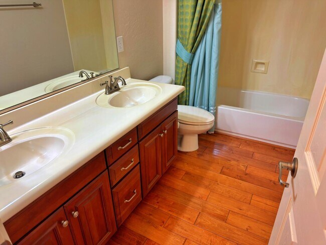 Building Photo - 737 E Charlevoix Ave