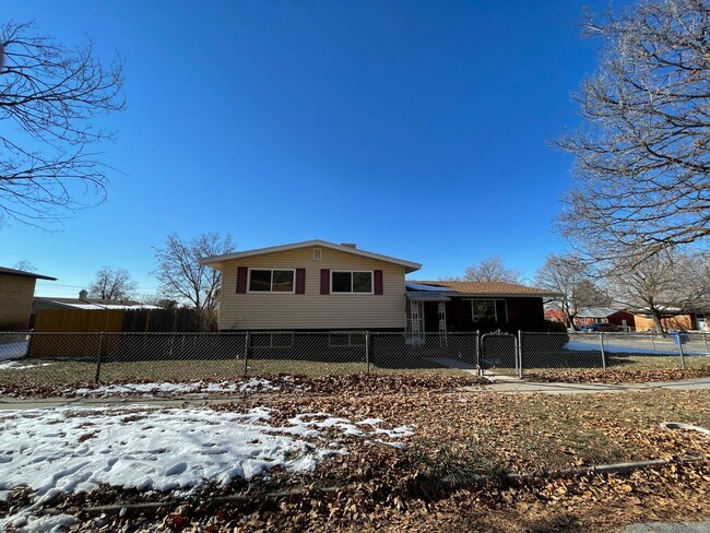 Building Photo - 4 Bed/1.5 Home Bath in Ogden