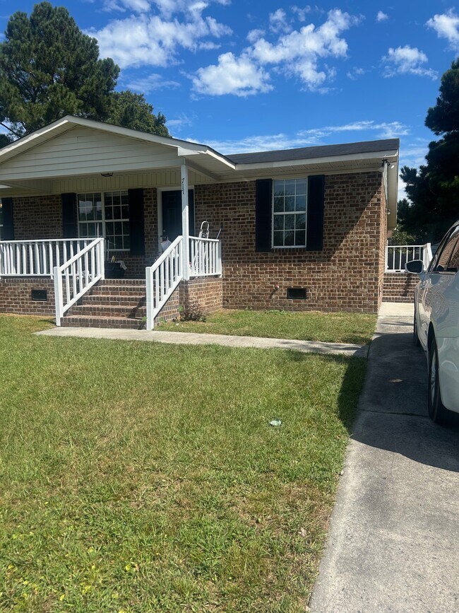 Building Photo - 717 Raintree Ln