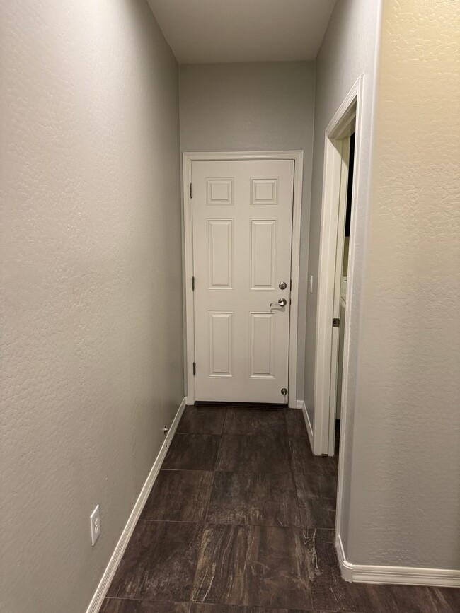 Building Photo - Beautiful 4 Bedroom Single Level Home Loca...