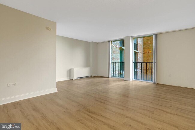 Building Photo - 4600 S Four Mile Run Dr