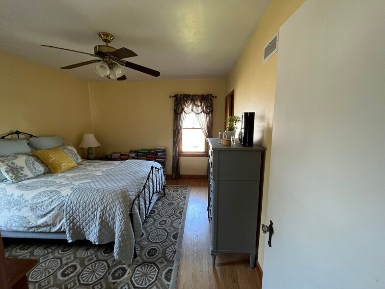 Bedroom1 - 3508 S Pine Ave