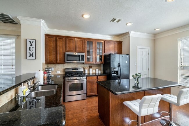 Building Photo - 3210 Clearview Cir