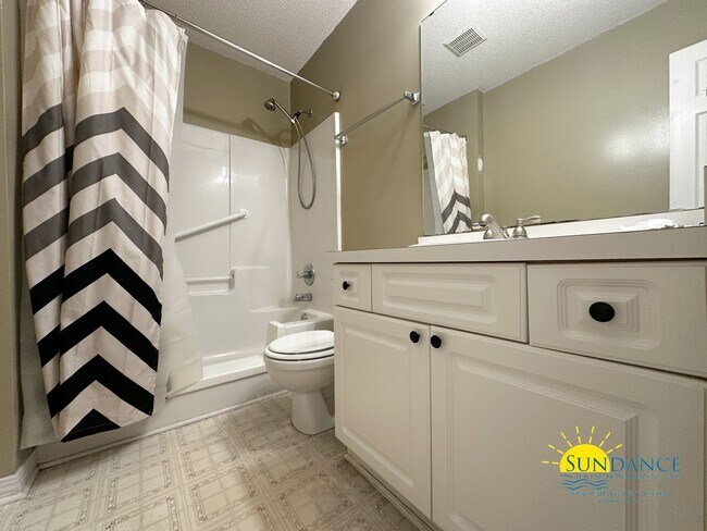 Building Photo - Charming 3-Bedroom Home in Forest Oaks!