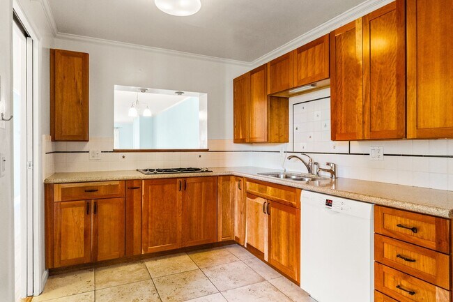 Building Photo - Beautiful 2 Bedroom Corner Unit on the Bea...