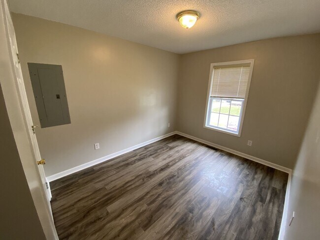 Building Photo - 3 bed/2 bath home in Cul-de-sac