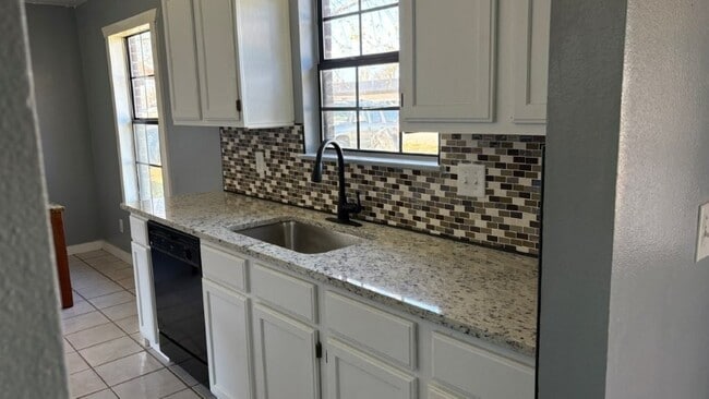 Building Photo - 619 E 1st St