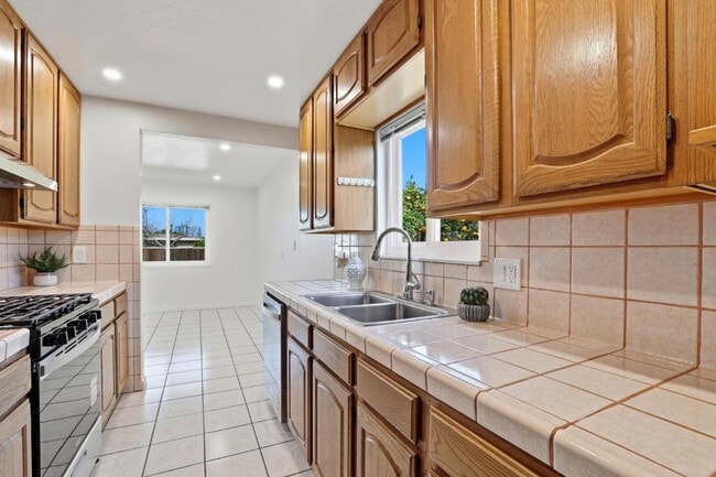 Building Photo - 1861 Nelson Dr