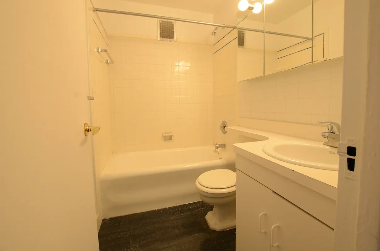 Building Photo - 257 W 97th St