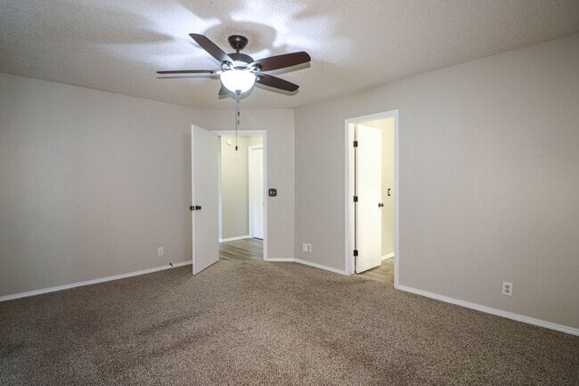 Building Photo - 4 bedroom, 2 1/2 bath, 2 car garage located in the quiet Summit View subdivision.