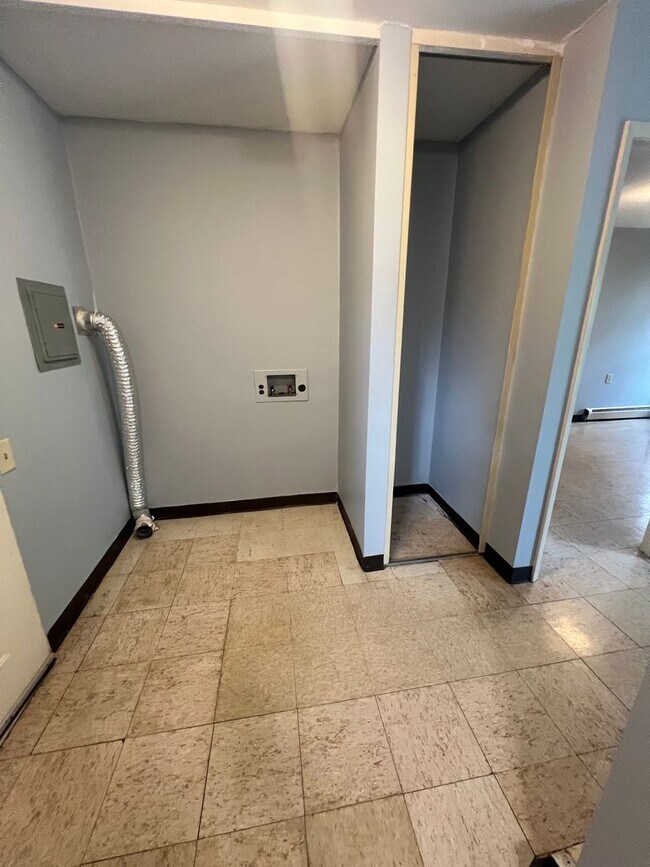 Building Photo - 103 Chestnut St