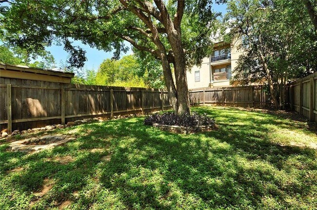 Building Photo - Fully updated 6 bed house!!! 1911 David!
