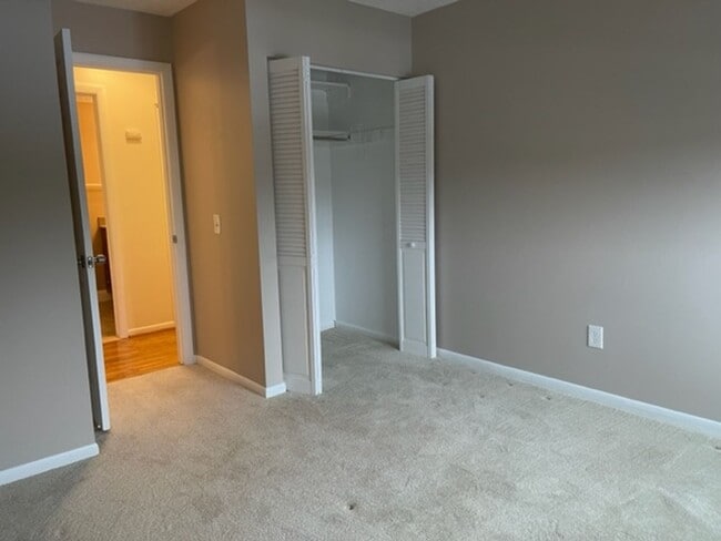 Building Photo - 2 Bedroom Condo - 1.5 Baths, Community Pool, Central AC