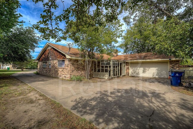 Building Photo - 6426 Chapman Dr