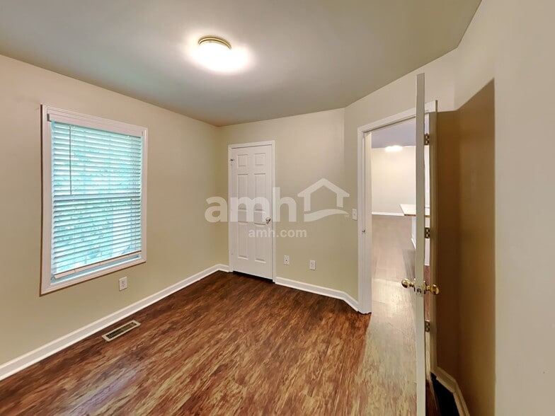 Building Photo - 2058 Queensbury Dr
