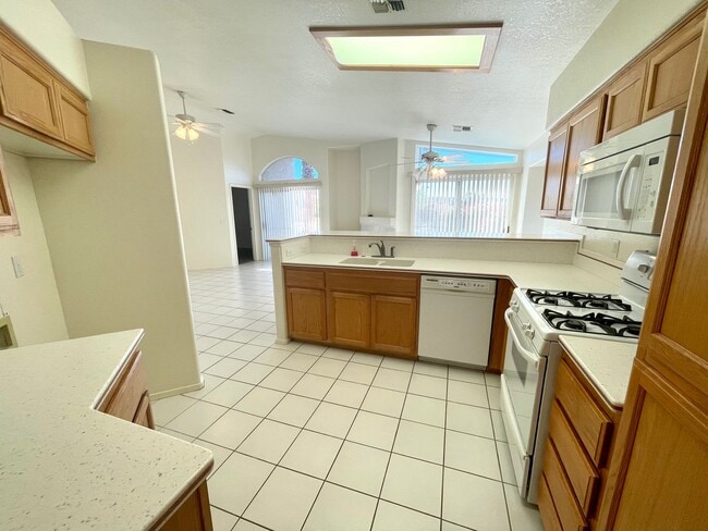 Building Photo - Great 3 Bedroom, 2 Bathroom Home in El Camino Village on the Parkway!