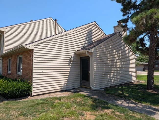 Building Photo - 1609 Lyndhurst W Dr