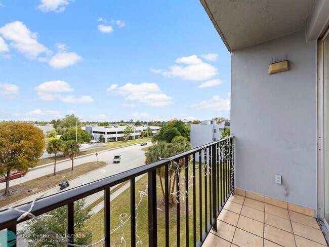 Building Photo - 310 Fontainebleau Blvd